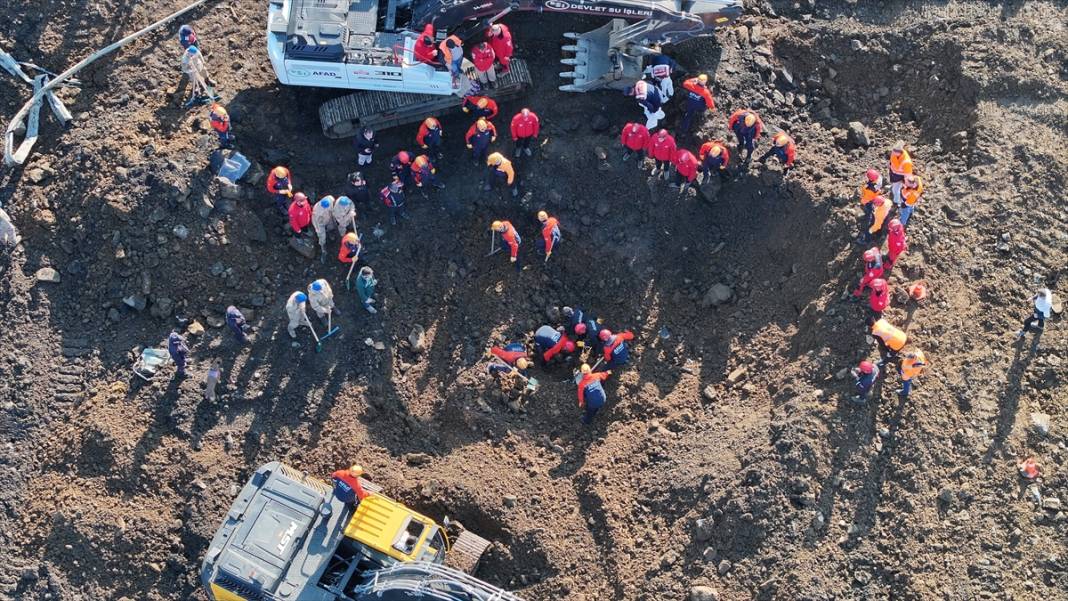 Heyelan altında kalan araçtaki 4 gençten acı haber 11